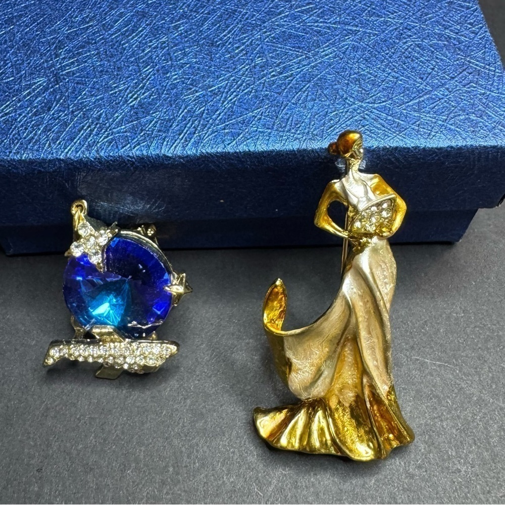 Elegant Gold and Blue Brooch Set. Blue Glass and Australian Crystal. NIB.